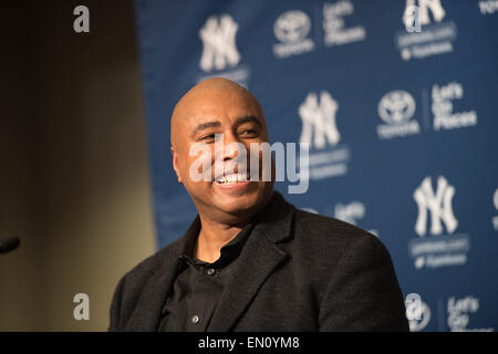 Bronx, New York, USA. 24. April 2015. Ehemalige NY Yankee BERNIE WILLIAMS unterschreibt MLB Ruhestand Papiere auf einer Pressekonferenz vor dem heutigen 2015 Subway Series Opener, NY Yankees vs. New York Mets, Yankee Stadium, Freitag, 24. April 2015. Bildnachweis: Bryan Smith/ZUMA Draht/Alamy Live-Nachrichten Stockfoto