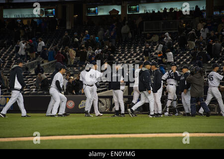 Bronx, New York, USA. 24. April 2015. NY Yankees feiern den Sieg nach NY Yankees vs. New York Mets, Yankee Stadium, Freitag, 24. April 2015. Bildnachweis: Bryan Smith/ZUMA Draht/Alamy Live-Nachrichten Stockfoto