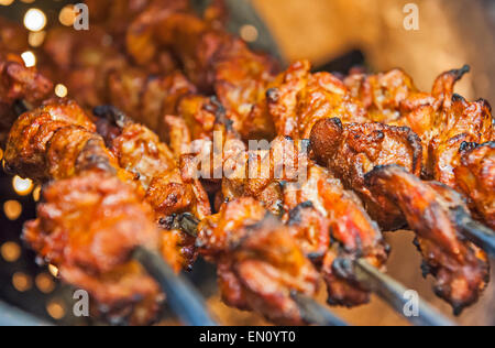 Nahaufnahme von Chicken Tikka Kebab am Spieß in indische tandoori Ofen kochen Stockfoto