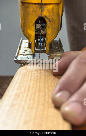 Schreiner, ein Stück Holz mit einer elektrischen Stichsäge schneiden Stockfoto