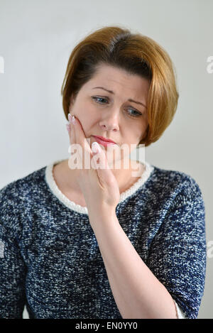 Junge Frau vor Schmerz ist die Zahnschmerzen haben. Stockfoto