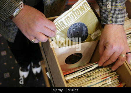 York, UK, 25. April 2015. Ein zeitgenössischer Kleidung tragen Besucher sieht durch Boxen der klassischen 45rpm Vinyl-Schallplatten zum Verkauf an Jahrgangs Festival York Racecourse: eine Veranstaltung präsentiert und feiert die Mode, Schönheit, Autos, Motorräder, Musik und Lifestyle aus der 1930 der 1960er Jahre. Bildnachweis: David Soulsby/Alamy Live-Nachrichten Stockfoto