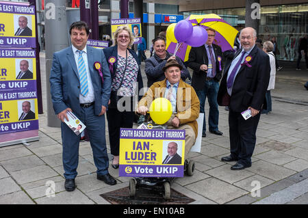 Basildon, UK. 25. April 2015. Samstag, 25. April 2015.  Basildon.  George Konstantinidis und Ian Luder unterstützen UKIP Kandidaten für Sitze in Essex und einige ihrer Anhänger in Basildon Stadtzentrum Akquisition von in den bevorstehenden Parlamentswahlen. Bildnachweis: Gordon Scammell/Alamy Live-Nachrichten Stockfoto