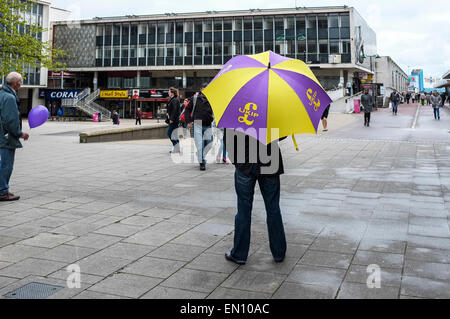 Basildon, UK. 25. April 2015. Samstag, 25. April 2015.  Basildon.  Mitglieder der UKIP in Basildon Stadtzentrum Kundenwerbung für Unterstützung bei den bevorstehenden Parlamentswahlen. Bildnachweis: Gordon Scammell/Alamy Live-Nachrichten Stockfoto