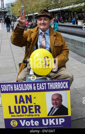 Basildon, UK. 25. April 2015. Samstag, 25. April 2015.  Basildon.  Mitglieder der UKIP in Basildon Stadtzentrum Kundenwerbung für Unterstützung bei den bevorstehenden Parlamentswahlen. Bildnachweis: Gordon Scammell/Alamy Live-Nachrichten Stockfoto