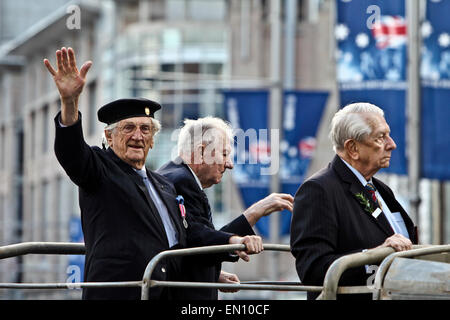 Sydney, Australien. 25. April 2015. Veteranen besuchen den Marsch zur Erinnerung an die Hundertjahrfeier des ANZAC Tag in Sydney, Australien, 25. April 2015. Hunderttausende von Australier landesweit am Samstag den ANZAC Day, den 100. Jahrestag der verhängnisvollen Gallipoli Kampagne die Australiens erste größere militärische Aktion als unabhängige Nation war. Bildnachweis: Jin Linpeng/Xinhua/Alamy Live-Nachrichten Stockfoto