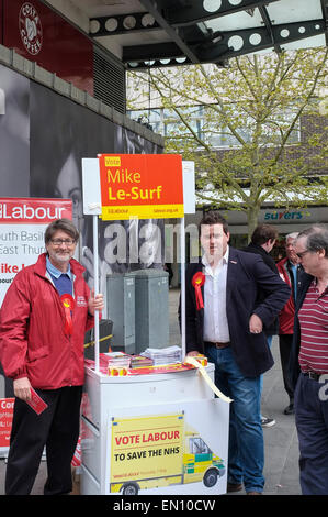 Basildon, Großbritannien. 25 Apr, 2015. Samstag, den 25. April 2015. Basildon. Mike Le-Surf, potenzielle Kandidaten für den Süden und Osten Thurrock in Basildon Basildon Zentrum Werben um Unterstützung bei der bevorstehenden allgemeinen Wahlen. Credit: Gordon Scammell/Alamy leben Nachrichten Stockfoto