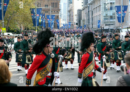 Sydney, Australien. 25. April 2015. Menschen besuchen den Marsch zur Erinnerung an die Hundertjahrfeier des ANZAC Tag in Sydney, Australien, 25. April 2015. Hunderttausende von Australier landesweit am Samstag den ANZAC Day, den 100. Jahrestag der verhängnisvollen Gallipoli Kampagne die Australiens erste größere militärische Aktion als unabhängige Nation war. Bildnachweis: Jin Linpeng/Xinhua/Alamy Live-Nachrichten Stockfoto