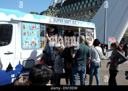 Eiswagen im Komplex des Komitatshaus und das London Eye Westminster London uk April 2015 Stockfoto