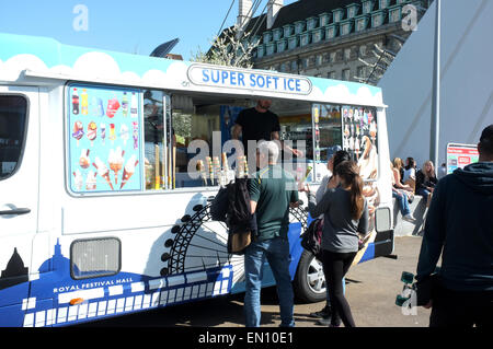 Eiswagen im Komplex des Komitatshaus und das London Eye Westminster London uk April 2015 Stockfoto