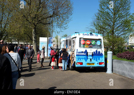Eiswagen im Komplex des Komitatshaus und das London Eye Westminster London uk April 2015 Stockfoto
