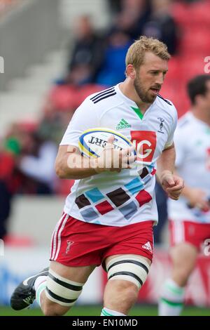 Verkauf, UK. 25. April 2015. Aviva Premiership Rugby. Sale Sharks vs. Harlekine. Harlekine Flanker Chris Robshaw in warmen Guthaben aufladen: Action Plus Sport/Alamy Live News Stockfoto