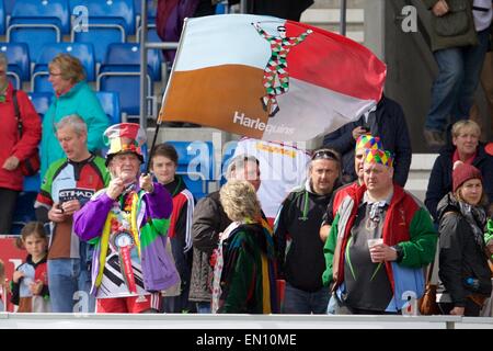 Verkauf, UK. 25. April 2015. Aviva Premiership Rugby. Sale Sharks vs. Harlekine. Harlekine Fans vor dem Spiel. Bildnachweis: Aktion Plus Sport/Alamy Live-Nachrichten Stockfoto