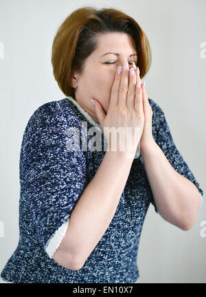 Eine erwachsene Frau mit laufender Nase Stockfoto