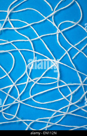 Weiße Wolle Zeichenfolgen auf blauem Hintergrund abstrakt Stockfoto