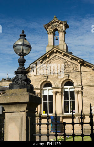 Großbritannien, England, Yorkshire, Saltaire, Victoria Road, Lampe am Eingang zum Shipley College Salz Bldg Stockfoto