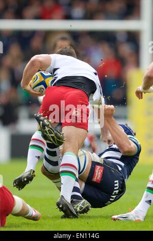 Verkauf, UK. 25. April 2015. Aviva Premiership Rugby. Sale Sharks vs. Harlekine. Harlekine Zentrum George Lowe Hände aus Sale Sharks Lock Josh Beaumont. Bildnachweis: Aktion Plus Sport/Alamy Live-Nachrichten Stockfoto