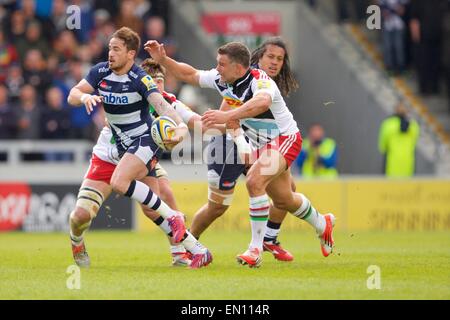 Verkauf, UK. 25. April 2015. Aviva Premiership Rugby. Sale Sharks vs. Harlekine. Sale Sharks fliegen Hälfte Danny Cipriani läuft mit dem Ball. Bildnachweis: Aktion Plus Sport/Alamy Live-Nachrichten Stockfoto