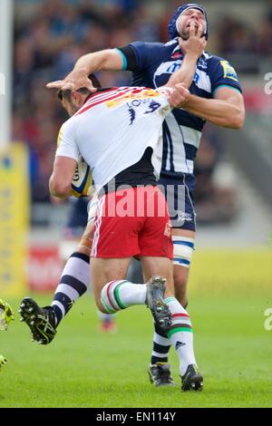 Verkauf, UK. 25. April 2015. Aviva Premiership Rugby. Sale Sharks vs. Harlekine. Harlekine Zentrum George Lowe Hände aus Sale Sharks Lock Josh Beaumont. Bildnachweis: Aktion Plus Sport/Alamy Live-Nachrichten Stockfoto