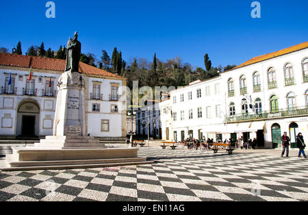 Platz in Tomar, mit Sao Joao Baptista Kirche und Gualdim Pais statue Stockfoto