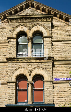 Großbritannien, England, Yorkshire, Saltaire, Victoria Road, Architektur, gewölbten oberen gotische Schiebefenster Stockfoto