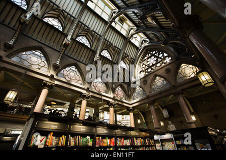 Großbritannien, England, Yorkshire, Bradford, Hustlergate, innen Waterstones Buchladen, Wool Exchange Stockfoto