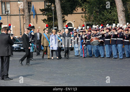 Rom, Italien. 25. April 2015. Präsident Mattarella auf 70 Jahre Freiheit Feier in Rom. Mattarella Treffen der Veteranen-Verein anlässlich des Jahrestages der Befreiung. Präsident Mattarella erhält der Quirinalspalast, Vertreter von Verbänden der Veteranen, Waffe und Partisanen, in Anwesenheit der Bundesminister der Verteidigung und die Streitkräfte der Scheitelpunkte, während den 70. Jahrestag der Befreiung. Bildnachweis: Davide Fracassi/Pacific Press/Alamy Live-Nachrichten Stockfoto