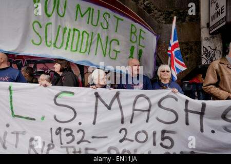 Brixton, London, UK. 25. April 2015. Die Händler an der Atlantikstraße und Demonstranten bildeten eine Menschenkette rund um die Geschäfte dieses Network Rail plant, von Brixton Bögen zu vertreiben. Bildnachweis: Honig Salvadori/Alamy Live-Nachrichten Stockfoto