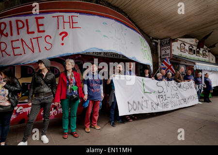 Brixton, London, UK. 25. April 2015. Die Händler an der Atlantikstraße und Demonstranten bildeten eine Menschenkette rund um die Geschäfte dieses Network Rail plant, von Brixton Bögen zu vertreiben. Bildnachweis: Honig Salvadori/Alamy Live-Nachrichten Stockfoto