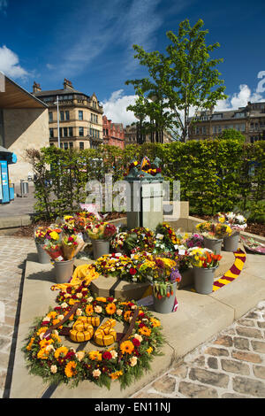 Großbritannien, England, Yorkshire, Bradford, Centenary Square, Blumen auf 1985 Stadt Feuer Katastrophe Denkmal Stockfoto