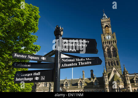 Großbritannien, England, Yorkshire, Bradford, Centenary Square, touristische Informationen Wegweiser und 1873 Rathaus Stockfoto