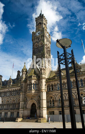 Großbritannien, England, Yorkshire, Bradford, Centenary Square, 1873-Rathaus mit Wahrzeichen hoch Italianate Uhrturm Stockfoto