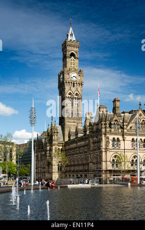 Großbritannien, England, Yorkshire, Bradford, Centenary Square, 1873-Rathaus aus dem Stadtpark-Spiegel-Pool Stockfoto