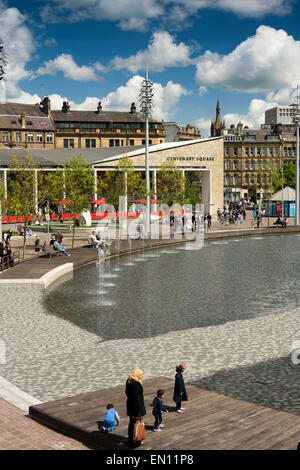 Großbritannien, England, Yorkshire, Bradford, Centenary Square, Besucher im City Park rund um den Spiegel-Pool Stockfoto