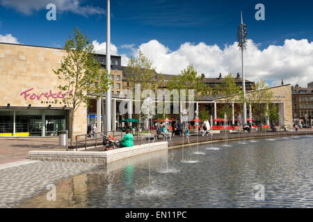 Großbritannien, England, Yorkshire, Bradford, Centenary Square, Besucher im City Park rund um den Spiegel-Pool Stockfoto