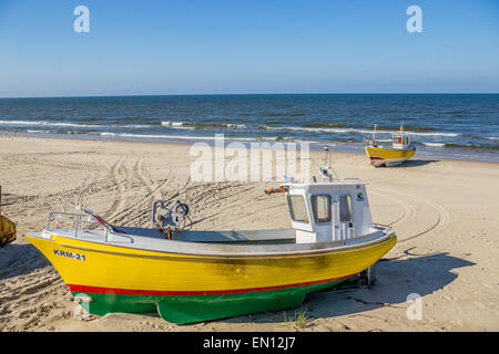 Bunte Fischerboote am Strand Vistula Spit in Polen Stockfoto