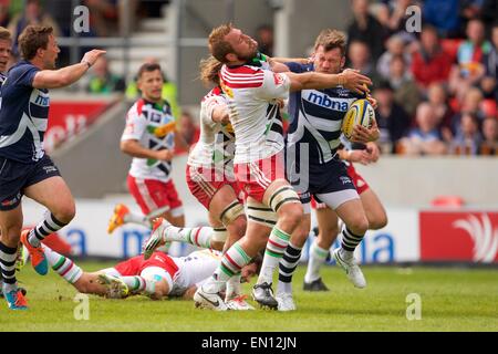 Verkauf, UK. 25. April 2015. Aviva Premiership Rugby. Sale Sharks im Vergleich zu Harstraight Arm packt Harlequins Flanker Chris Robshaw. Bildnachweis: Aktion Plus Sport/Alamy Live-Nachrichten Stockfoto