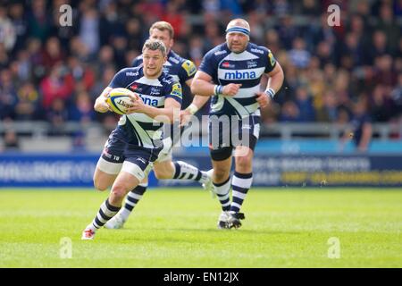 Verkauf, UK. 25. April 2015. Aviva Premiership Rugby. Sale Sharks vs. Harlekine. Sale Sharks Flügel Tom Brady läuft mit dem Ball. Bildnachweis: Aktion Plus Sport/Alamy Live-Nachrichten Stockfoto