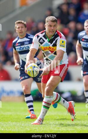 Verkauf, UK. 25. April 2015. Aviva Premiership Rugby. Sale Sharks vs. Harlekine. Harlekine Nummer 8, die Nick Easter den Ball entlang seiner Linie spielt. Bildnachweis: Aktion Plus Sport/Alamy Live-Nachrichten Stockfoto