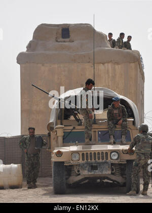 Jawzjan, Afghanistan. 25. April 2015. Soldaten der afghanischen nationalen Armee versammeln sich um ein Armeefahrzeug während einer Patrouille in der Provinz Jawzjan, Nordafghanistan, 25. April 2015. Afghanische Sicherheitskräfte 104 Taliban-Kämpfer während der Reihe von Vorgängen im konfliktbeladenen Land in den letzten 24 Stunden getötet haben, sagte das Innenministerium am Samstag. Bildnachweis: Arui/Xinhua/Alamy Live-Nachrichten Stockfoto