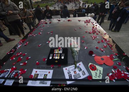 Wellington, Neuseeland. 25. April 2015. WELLINGTON, NEW ZEALAND - APRIL 25: Massen Spill Gather in Taranaki Straße während der ANZAC Dawn Zeremonie am Pukeahu National War Memorial Park und Wellington Ehrenmal am 25. April 2015 in Wellington, Neuseeland. Neuseeländer feiern das hundertjährige Jubiläum der Australian and New Zealand Army Corp (ANZAC) Landung an der Küste von Gallipoli auf 25. April 1915, während des 1. Weltkrieges. Bildnachweis: ZUMA Press, Inc./Alamy Live-Nachrichten Stockfoto