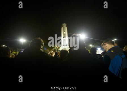 Wellington, Neuseeland. 25. April 2015. WELLINGTON, NEW ZEALAND - APRIL 25: Massen Spill Gather in Taranaki Straße während der ANZAC Dawn Zeremonie am Pukeahu National War Memorial Park und Wellington Ehrenmal am 25. April 2015 in Wellington, Neuseeland. Neuseeländer feiern das hundertjährige Jubiläum der Australian and New Zealand Army Corp (ANZAC) Landung an der Küste von Gallipoli auf 25. April 1915, während des 1. Weltkrieges. Bildnachweis: ZUMA Press, Inc./Alamy Live-Nachrichten Stockfoto