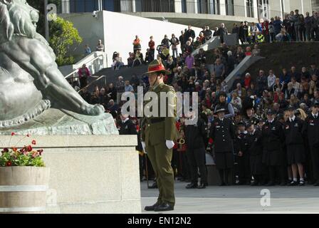 Wellington, Neuseeland. 25. April 2015. WELLINGTON, NEW ZEALAND - APRIL 25: WELLINGTON, Neuseeland - APRIL 25: Massen Spill Gather in Taranaki Straße während der ANZAC Dawn Zeremonie am Pukeahu National War Memorial Park und Wellington Ehrenmal am 25. April 2015 in Wellington, Neuseeland. Neuseeländer feiern das hundertjährige Jubiläum der Australian and New Zealand Army Corp (ANZAC) Landung an der Küste von Gallipoli auf 25. April 1915, während des 1. Weltkrieges. Bildnachweis: ZUMA Press, Inc./Alamy Live-Nachrichten Stockfoto