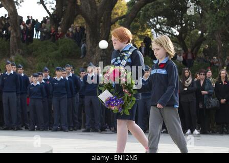 Wellington, Neuseeland. 25. April 2015. WELLINGTON, NEW ZEALAND - APRIL 25: WELLINGTON, Neuseeland - APRIL 25: Massen Spill Gather in Taranaki Straße während der ANZAC Dawn Zeremonie am Pukeahu National War Memorial Park und Wellington Ehrenmal am 25. April 2015 in Wellington, Neuseeland. Neuseeländer feiern das hundertjährige Jubiläum der Australian and New Zealand Army Corp (ANZAC) Landung an der Küste von Gallipoli auf 25. April 1915, während des 1. Weltkrieges. Bildnachweis: ZUMA Press, Inc./Alamy Live-Nachrichten Stockfoto