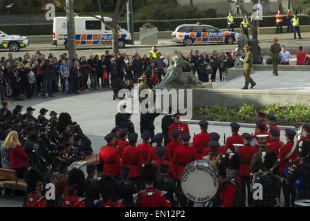 Wellington, Neuseeland. 25. April 2015. WELLINGTON, NEW ZEALAND - APRIL 25: WELLINGTON, Neuseeland - APRIL 25: Massen Spill Gather in Taranaki Straße während der ANZAC Dawn Zeremonie am Pukeahu National War Memorial Park und Wellington Ehrenmal am 25. April 2015 in Wellington, Neuseeland. Neuseeländer feiern das hundertjährige Jubiläum der Australian and New Zealand Army Corp (ANZAC) Landung an der Küste von Gallipoli auf 25. April 1915, während des 1. Weltkrieges. Bildnachweis: ZUMA Press, Inc./Alamy Live-Nachrichten Stockfoto