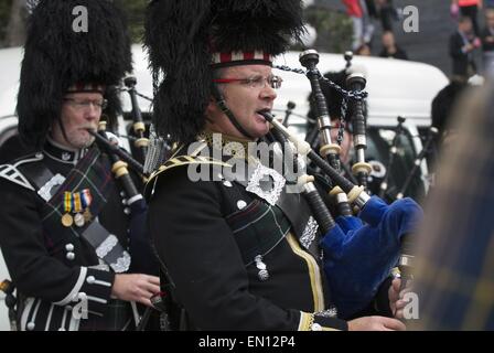 Wellington, Neuseeland. 25. April 2015. WELLINGTON, NEW ZEALAND - APRIL 25: Massen Spill Gather in Taranaki Straße während der ANZAC Dawn Zeremonie am Pukeahu National War Memorial Park und Wellington Ehrenmal am 25. April 2015 in Wellington, Neuseeland. Neuseeländer feiern das hundertjährige Jubiläum der Australian and New Zealand Army Corp (ANZAC) Landung an der Küste von Gallipoli auf 25. April 1915, während des 1. Weltkrieges. Bildnachweis: ZUMA Press, Inc./Alamy Live-Nachrichten Stockfoto