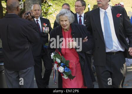 Wellington, Neuseeland. 25. April 2015. WELLINGTON, NEW ZEALAND - APRIL 25: Massen Spill Gather in Taranaki Straße während der ANZAC Dawn Zeremonie am Pukeahu National War Memorial Park und Wellington Ehrenmal am 25. April 2015 in Wellington, Neuseeland. Neuseeländer feiern das hundertjährige Jubiläum der Australian and New Zealand Army Corp (ANZAC) Landung an der Küste von Gallipoli auf 25. April 1915, während des 1. Weltkrieges. Bildnachweis: ZUMA Press, Inc./Alamy Live-Nachrichten Stockfoto