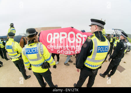 Blackpool UK, 25. April 2015. Nachrichten, dazu führen, dass Demonstranten aus der Anti-Facist Bewegung einige Transportprobleme entlang der Promenade in Blackpool. Die Polizei in großer Zahl dazu beitragen, um die Demonstranten zu enthalten und versuchen, der Störung uns unter sehr schwierigen Bedingungen Credit möglichst gering zu halten: Gary Telford/Alamy live-Nachrichten Stockfoto