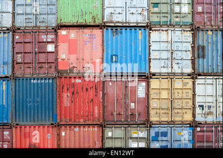 Belgien, Antwerpen, gestapelten Containern in verschiedenen Farben im Hafen Stockfoto