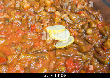 Nahaufnahme Detail der Okra und Tomaten ägyptischen Ragout auf dem Display auf ein Buffet-restaurant Stockfoto